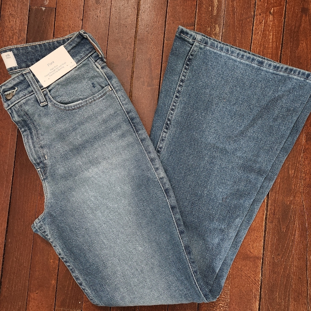 NWT Hollister High-Rise Medium Wash Flare Jeans – Size 6 Short (28W, 30” Inseam) - Picture 2 of 10
